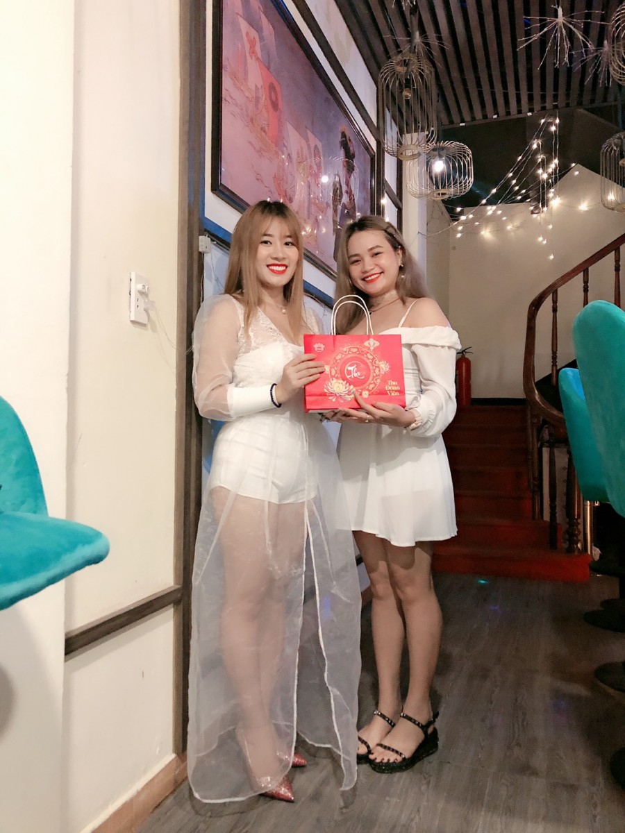 Nhân viên nhận quà nhân dịp Tết Trung Thu 2020 tại Tanabata