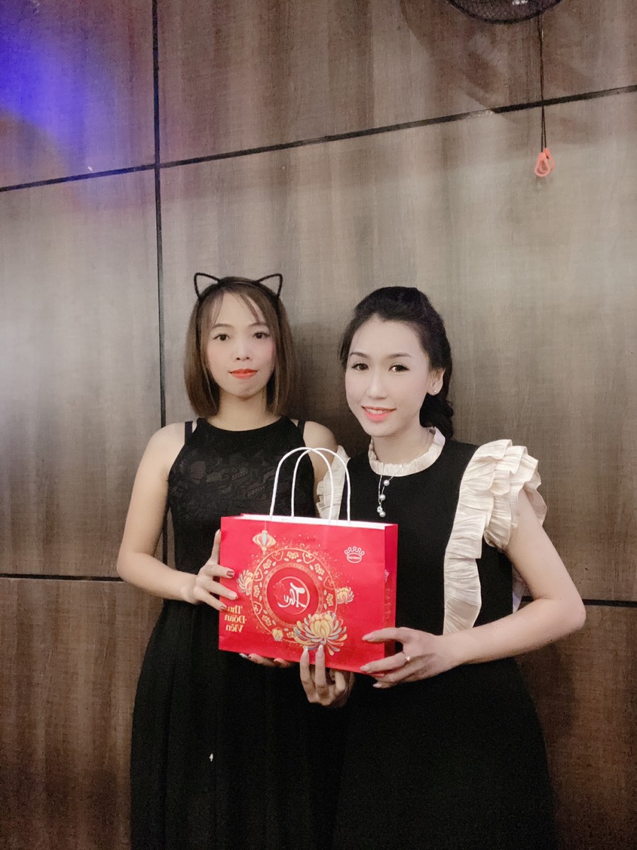 Nhân viên nhận quà tại Hà Nội